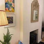 3 Bed House In Sleeps 9 With Parking