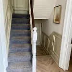 3 Bed House In Sleeps 9 With Parking *