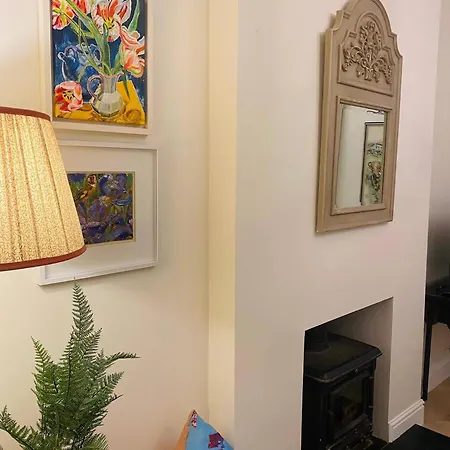3 Bed House In Sleeps 9 With Parking