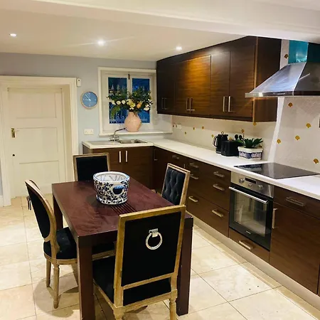 Beautiful 4-bed House In Holiday home *