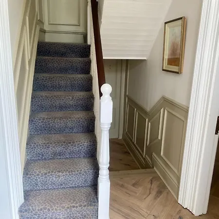 3 Bed House In Sleeps 9 With Parking *