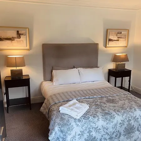 3 Bed House In Sleeps 9 With Parking Ferienhaus