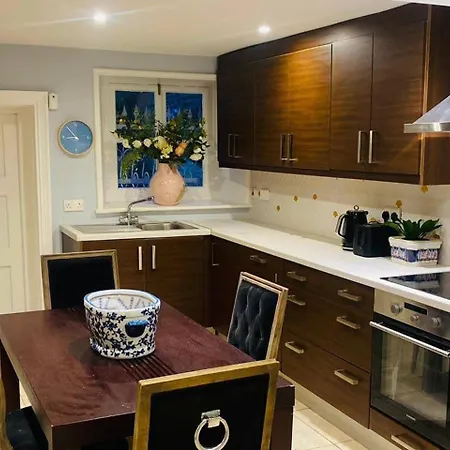 Hébergement de vacances 3 Bed House In Sleeps 9