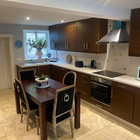 Hébergement de vacances 3 Bed House In Sleeps 9 *