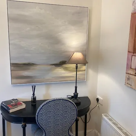 3 Bed House In Sleeps 9 *