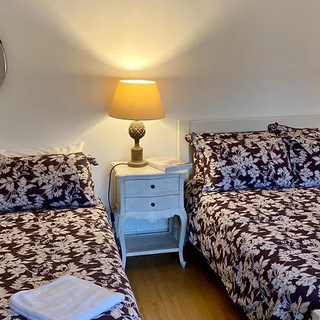 3 Bed House In Sleeps 9 With Parking キルデア