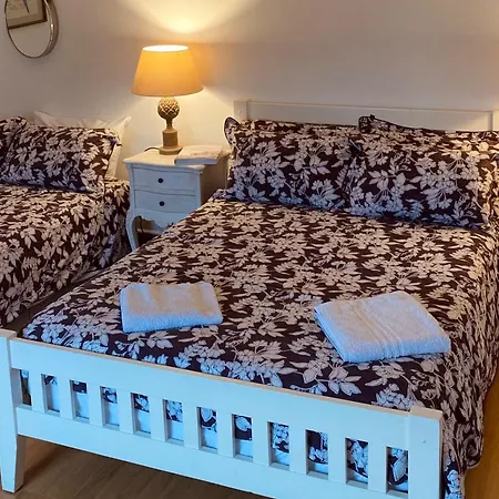 3 Bed House In Sleeps 9 With Parking