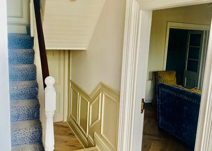 別荘 3 Bed House In Sleeps 9 With Parking *