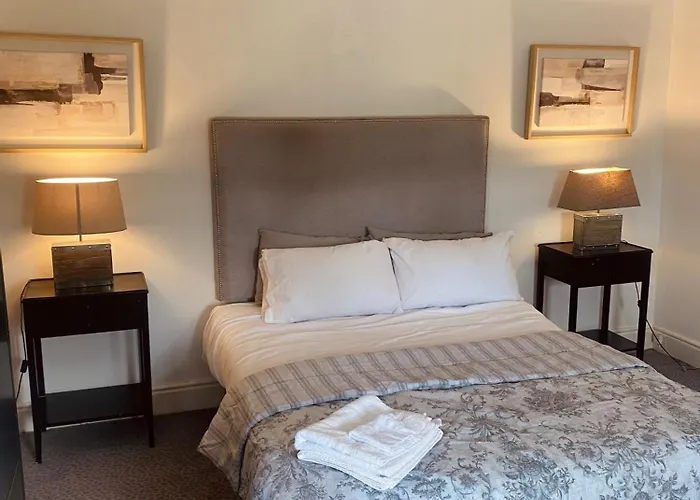3 Bed House In Sleeps 9 With Parking بيت للعطل
