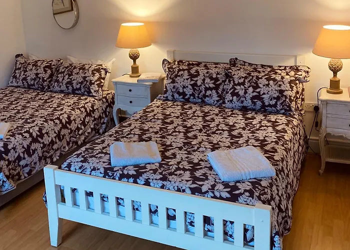 3 Bed House In Sleeps 9 With Parking
